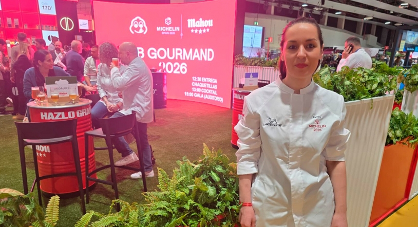 La jefa de cocina de Bambú recibe la chaquetilla Bib Gourmand en Madrid Fusión