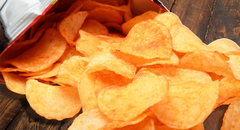 Patatas fritas, nachos y chips: cuáles son la mejor opción y en qué fijarse al comprarlos