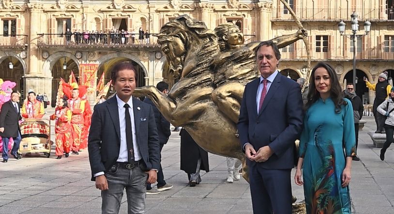 Multa de hasta 3.000 € por dañar la escultura realizada por Xu Hongfei instalada en la Plaza Mayor 
