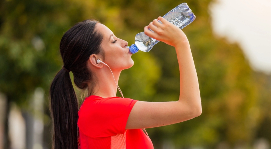 ¿Cuánta agua hay que beber realmente al día?