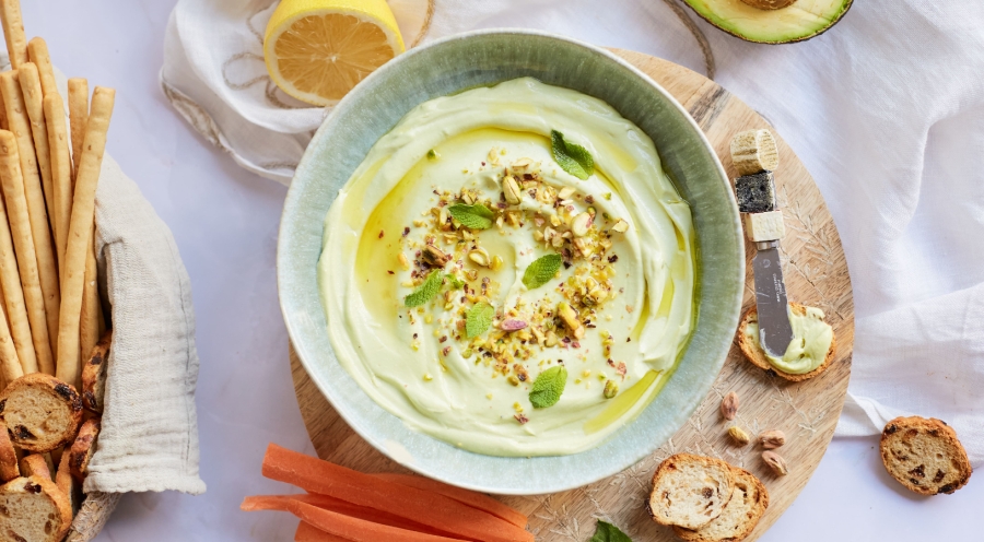 Dip de aguacate y feta: una receta fresca y fácil para despedir el verano
