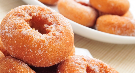 Rosquillas fritas con nata