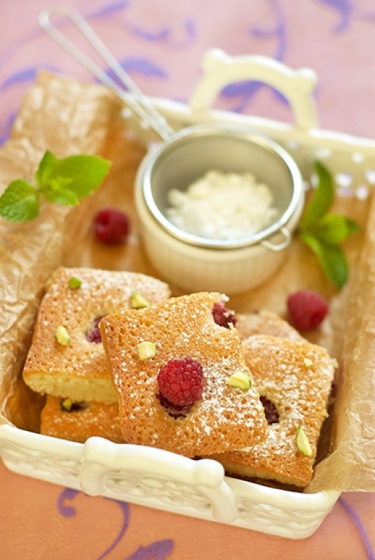 Financiers de frambuesa y pistacho