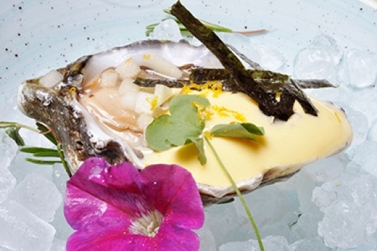 Ostra Guillardeau templada con espuma de bergamota, manzana y alga nori