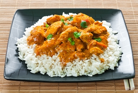 Arroz con pollo hindú al curry