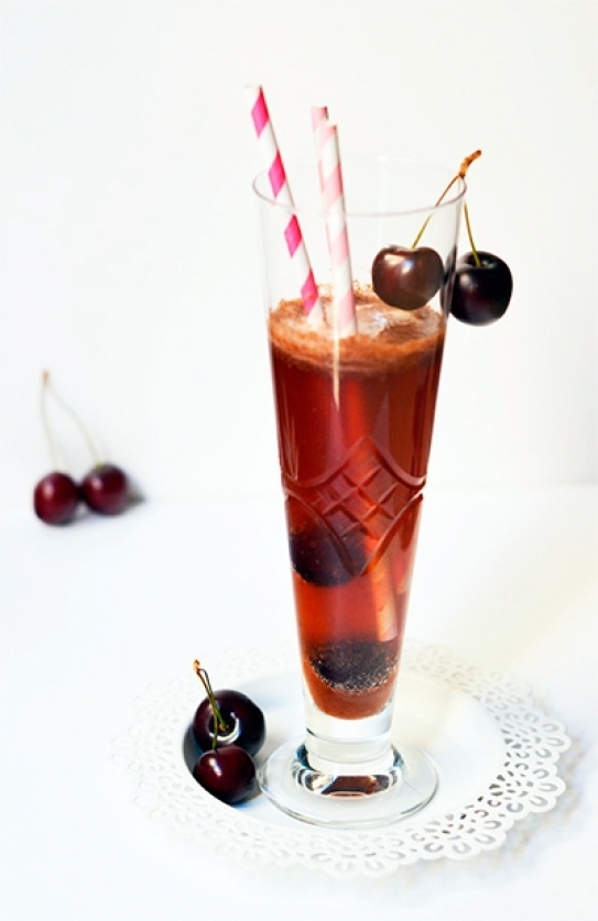 Cóctel de cava con cerezas