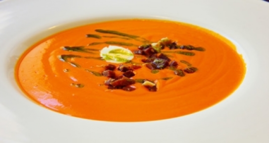 Salmorejo cordobés con cerezas