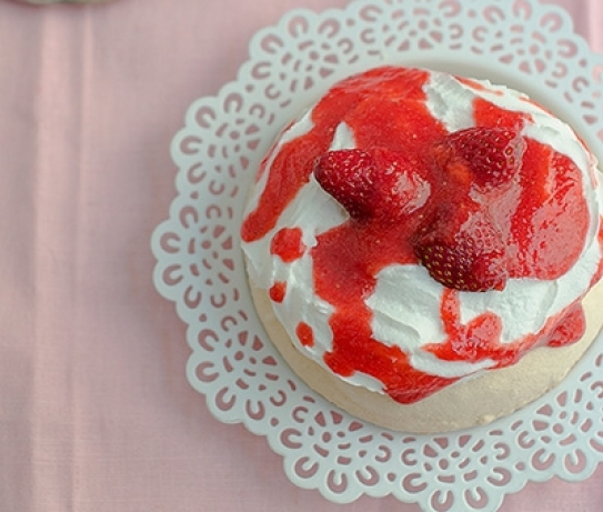 Merengue de fresas con nata y mermelada de fresas del huerto