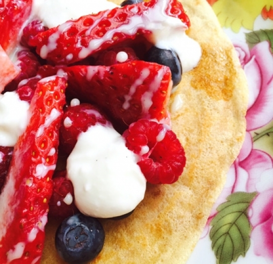Crepe con frutos rojos y yogur avainillado