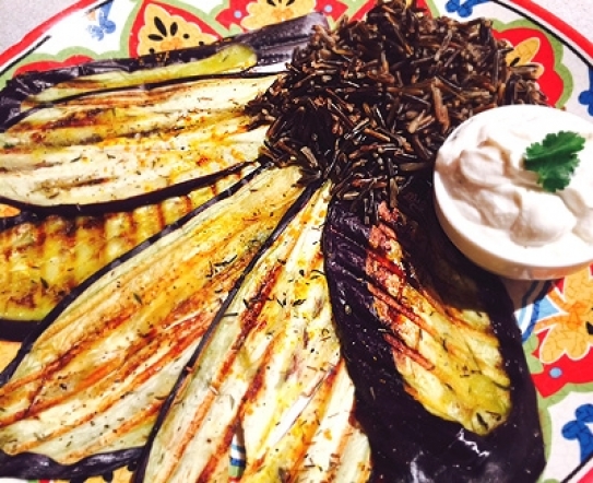 Berenjenas, arroz salvaje y salsa de yogur y tahina