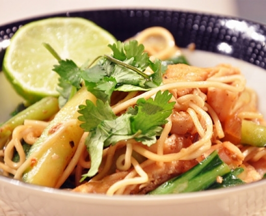 Noodles Thai, con pollo marinado y pak choi