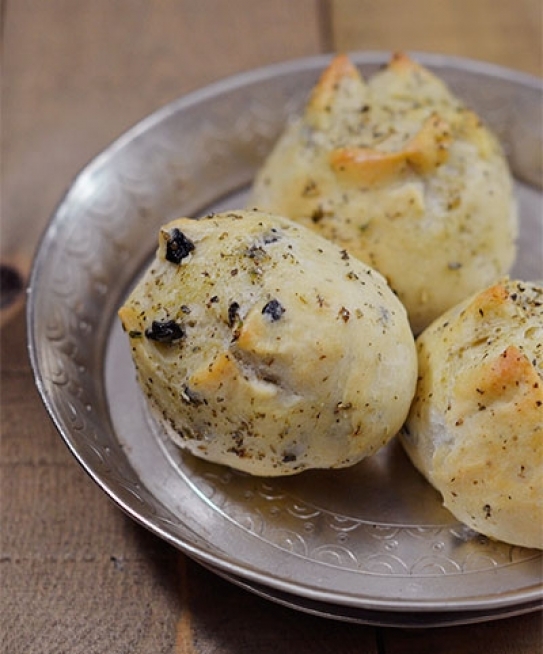 Panecillos con aceitunas negras