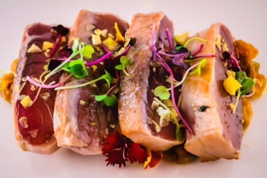 Tataki de atún con chutney de melocotón