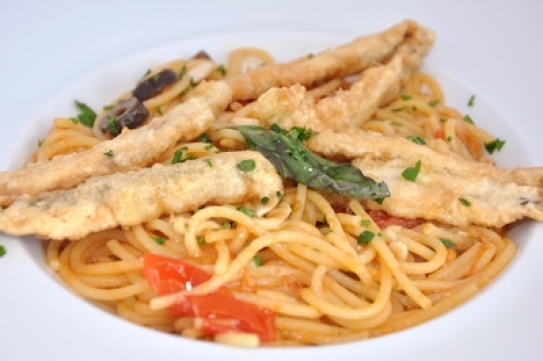 Espagueti con boquerones rebozados