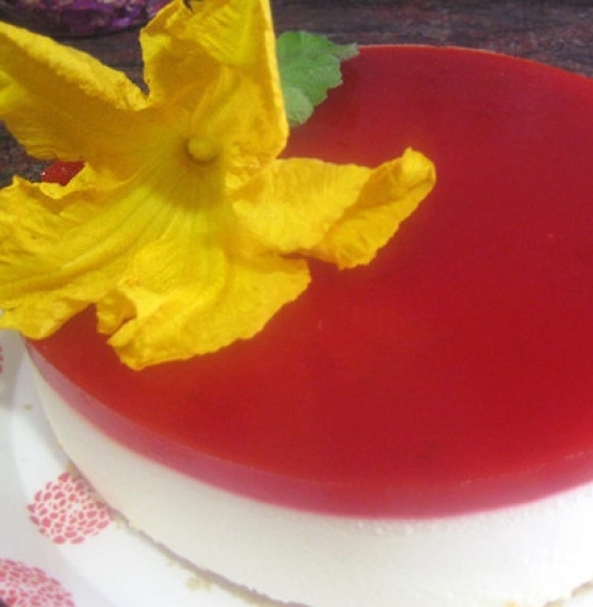 Tarta de queso con gelatina de fresas