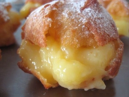 Buñuelos de viento (rellenos de crema pastelera)