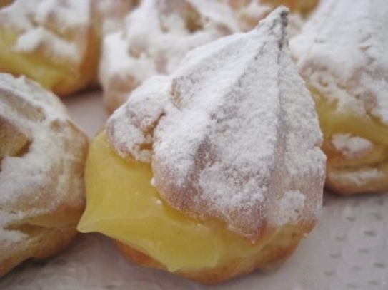 Bocaditos de pasta choux y crema de limón