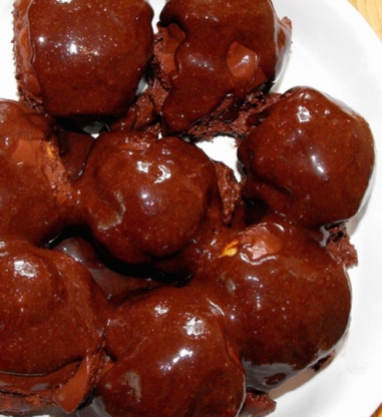 Buñuelos de naranja con salsa de chocolate
