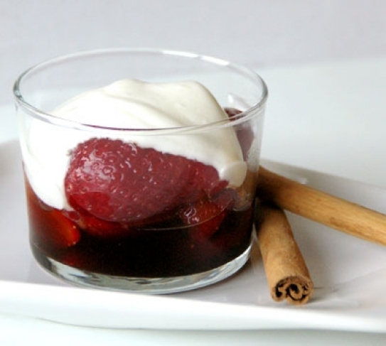 Fresones al balsámico con yogur
