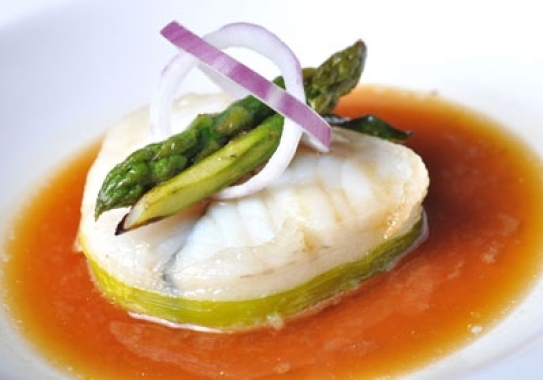 Bacalao albardado con panceta ibérica y jugo de pimientos