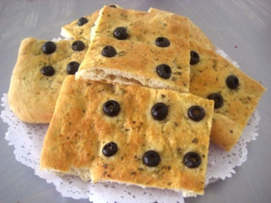 Pan casero de Focaccia con aceitunas