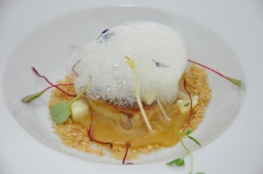 Foie a la plancha, compota de manzana, velo de sidra y aire de manzana verde