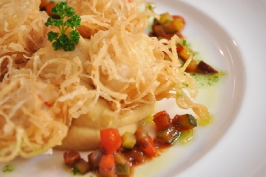 Albóndigas de rape y gamba envueltas en pasta brick, humus y ratatouille