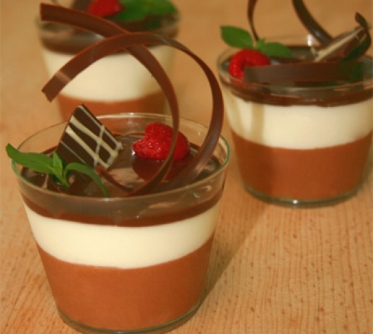 Parfait de anís sobre semifrío de chocolate y glaseado a la menta