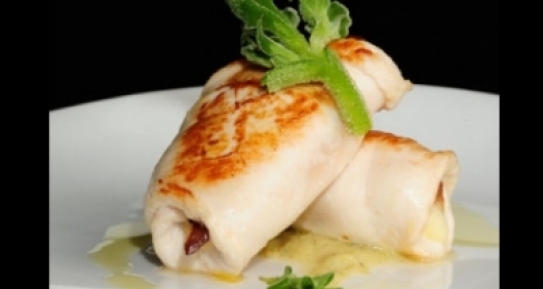 Pollo relleno de ibérico con crema de hortalizas