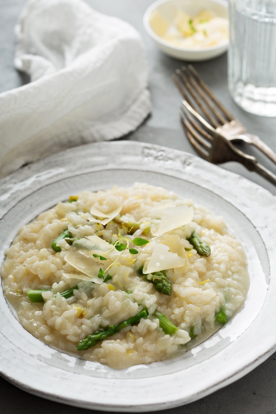 Risotto de espárragos trigueros con queso parmesano y ralladura de limón