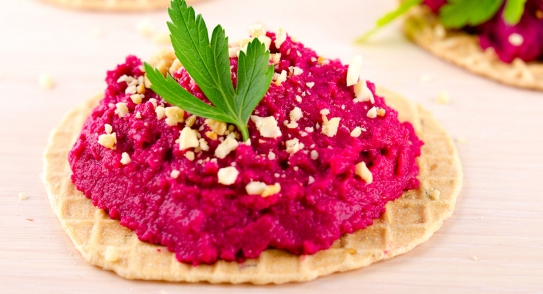 Hummus de remolacha con cacahuetes y perejil