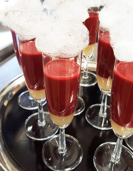 Gazpacho de tomate y cereza con gelatina de berberechos y nube de puerro