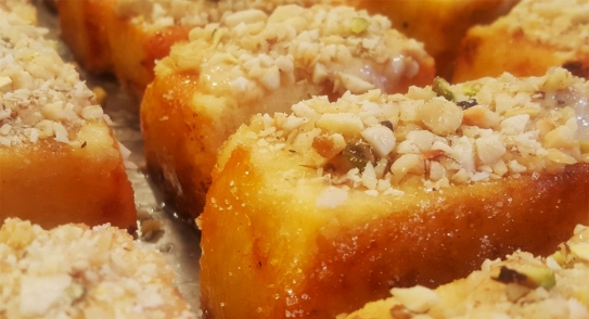 Torrijas caramelizadas con vainilla y frutos secos con crema inglesa de café y almendra