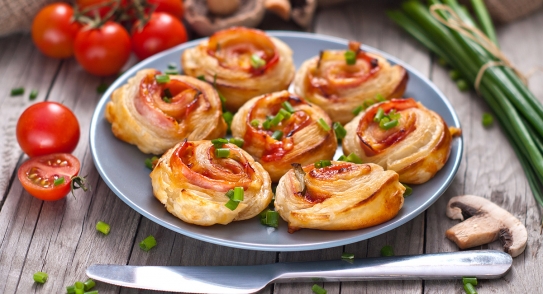 Rosas de hojaldre, bacon y mermelada de tomate
