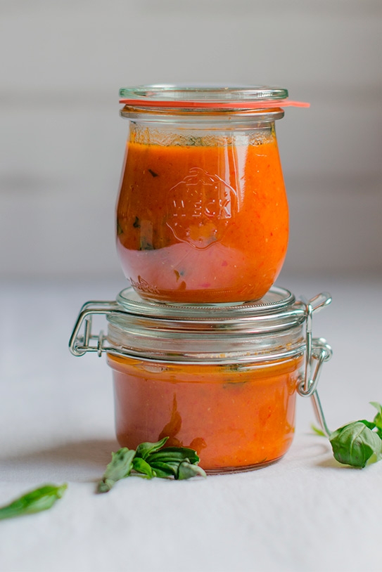 Salsa de tomate casera en conserva