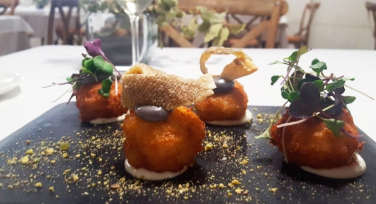 Esferas crujientes de bacalao