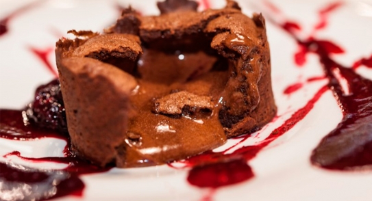 Bizcocho líquido de chocolate negro y núcleo de cereza