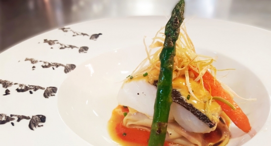 Bacalao confitado sobre ravioli de wantán y bogavante con verduritas salteadas y glaseado de mostaza y miel
