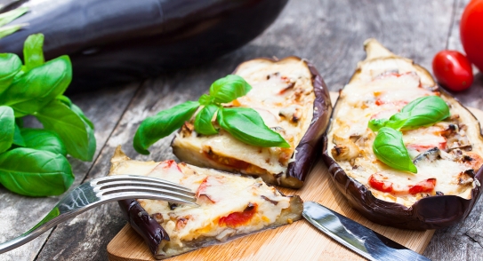 Berenjenas rellenas de atún y verduras al horno