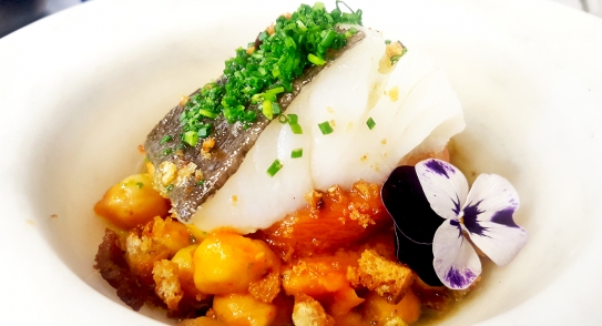 Bacalao confitado, garbanzos guisados con callos de bacalao y migas de ibérico