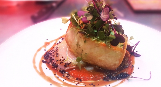 Pez espada sobre cremoso de pimientos de piquillo, patata y salsa tonkatsu