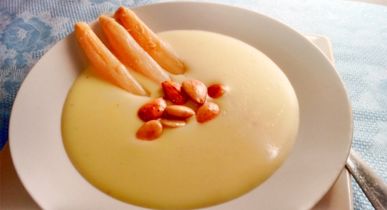 Parmentier de queso azul con espárragos blancos