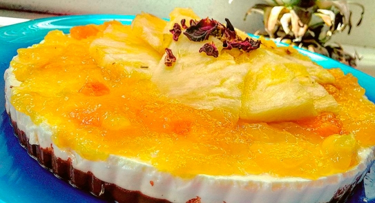 Tarta fría de queso, piña natural y cacao