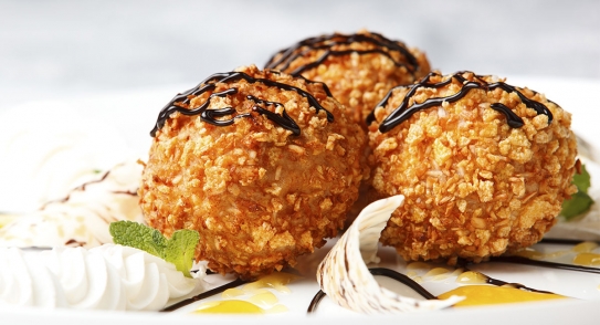 Helado de cereza y vainilla frito