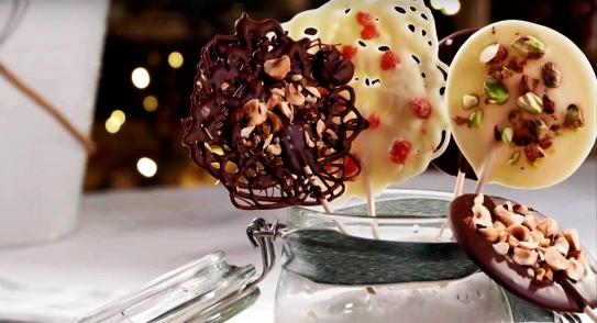 Piruletas de chocolate con toppings