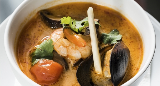 Crema de marisco con langostinos salteados, mejillones y cilantro
