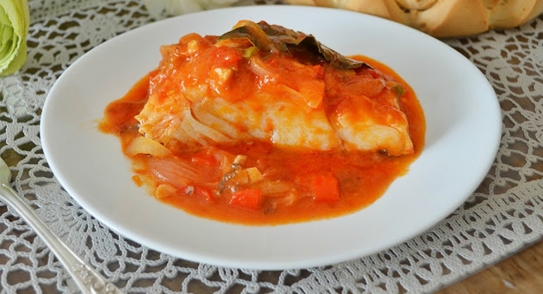Bacalao encebollado con tomate