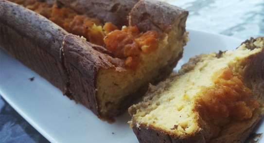 Bizcocho cremoso de calabaza, queso y canela