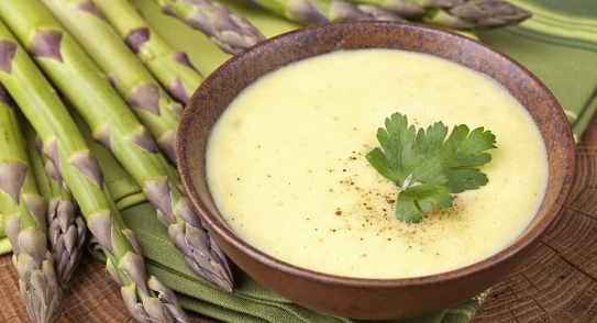 Crema de espárragos blancos al queso roquefort