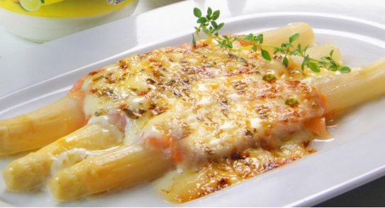 Espárragos blancos gratinados con salmón